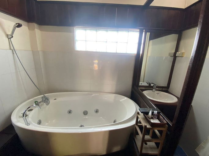Bathroom 5, Vangsavath Hotel, Luang Prabang