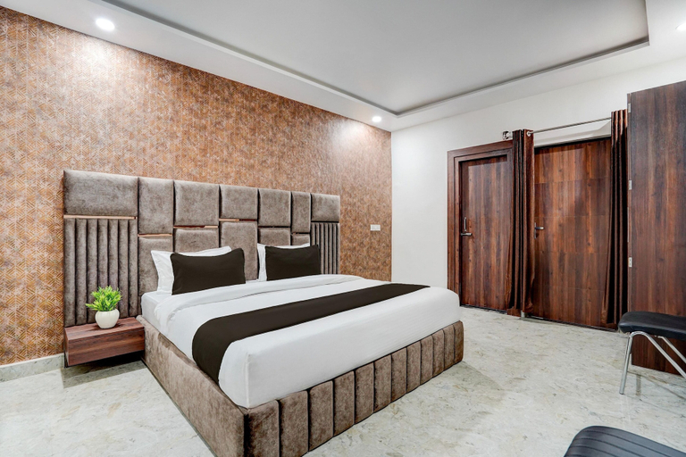 Room 5, Premium Neelam Hotel, Bareilly