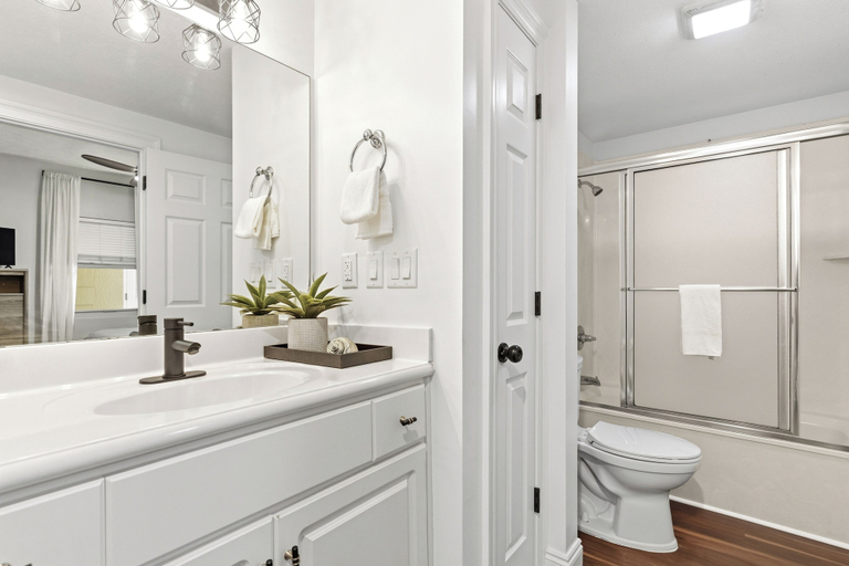 Bathroom 3, Treasure Island 0209, Bay