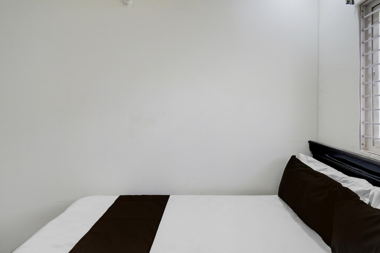 Room 5, Deluxe R J Residency, Hyderabad