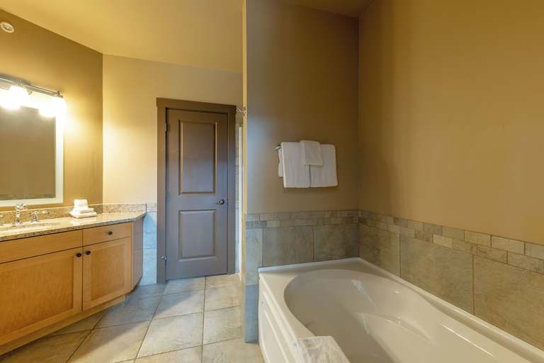 Bathroom 4, Palliser Lodge, Columbia-Shuswap