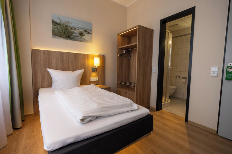 Bedroom 3, DLRG Tagungszentrum Hotel Delphin, Schaumburg