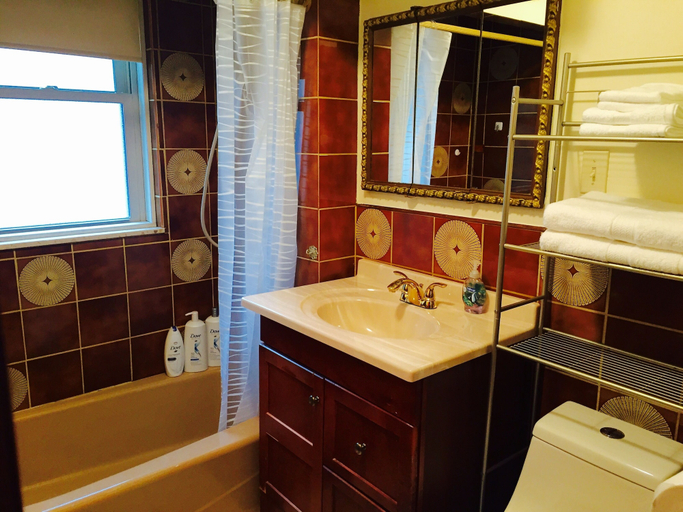 Bathroom 2, 5 Beds 2 Bathroom Appartment, Cambridge