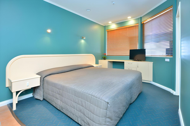 Bedroom 3, Shoreline Motel, Napier