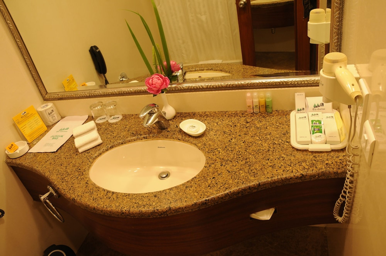 Bathroom, The Carlton, Dindigul