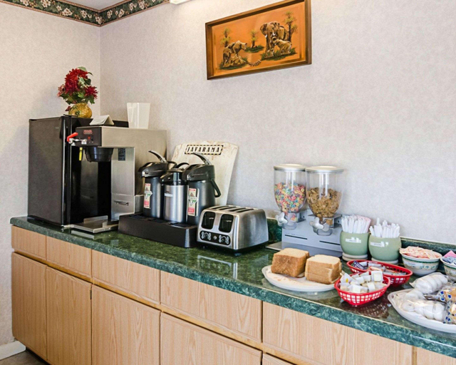 Food & Drinks 5, Econo Lodge Pottery, James City