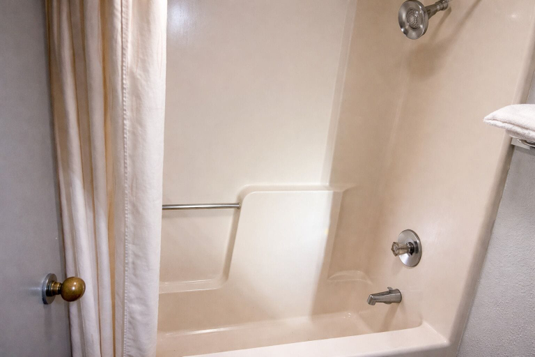 Bathroom 4, Executive Inn Pine Bluff, Jefferson