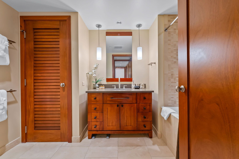 Bathroom 4, Hale Alani Resort-style Stay, Honolulu
