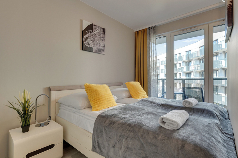 Room 2, Mostek 246 - Grey by Grand Apartments, Gdańsk City