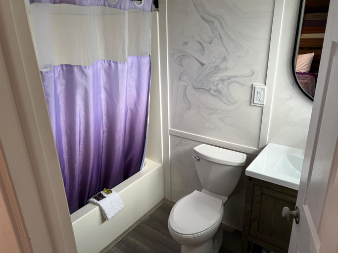Bathroom 2, Purple Sage Motel, Garfield