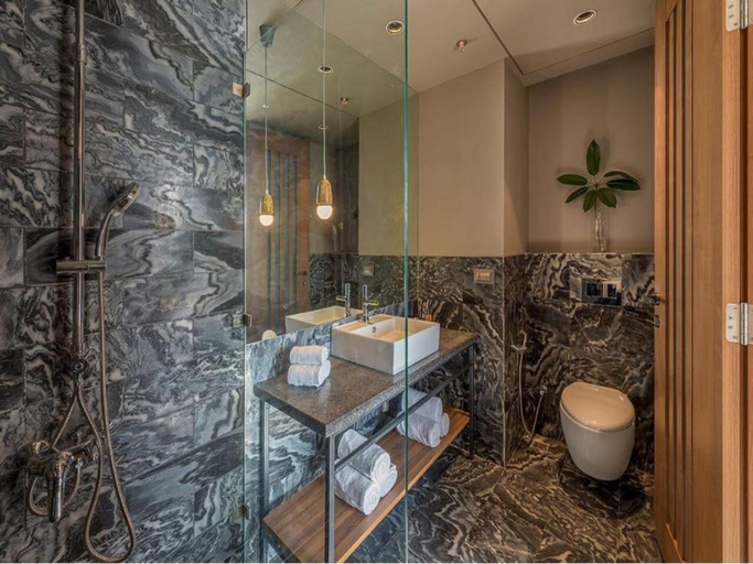 Bathroom, Oxford Golf Resort, Pune