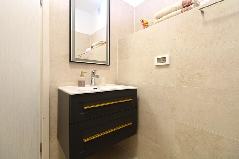 Bathroom 3, Apartment 1707, Medulin