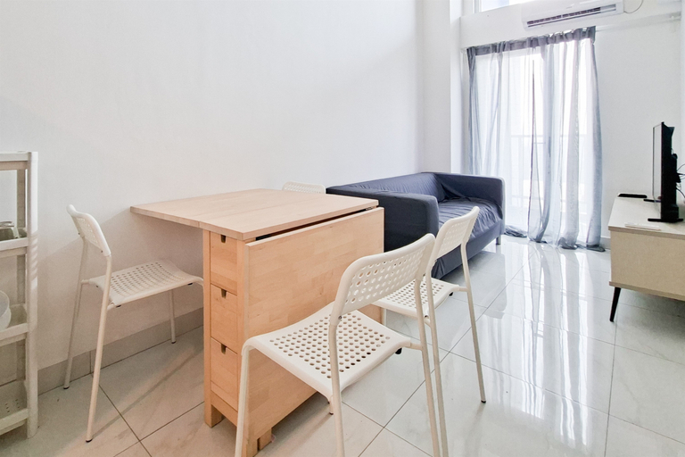 Living Room 5, Convenient 3BR Loft with Modern Style at Kingland Avenue Apartment By Travelio, Tangerang