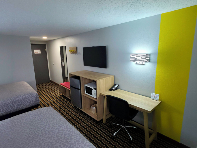 Bedroom 2, Super 8 by Wyndham Yankton, Yankton