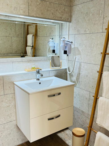 Bathroom 5, L'auberge fleurie, Somme