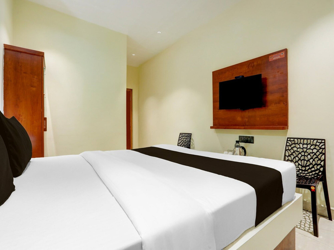 Room 4, Deluxeshree Maruthi Inn TR Residency, Anantapur