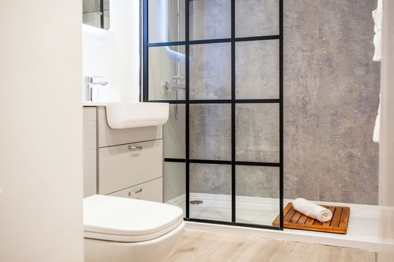 Bathroom 4, Gorgeous 2 Bedroom Home in Cirencester, Gloucestershire