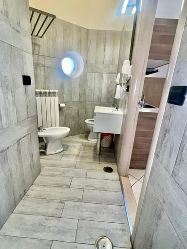Bathroom 2, Tuanis, Napoli