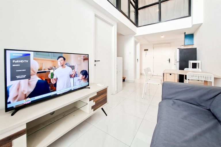 Living Room 4, Convenient 3BR Loft with Modern Style at Kingland Avenue Apartment By Travelio, Tangerang