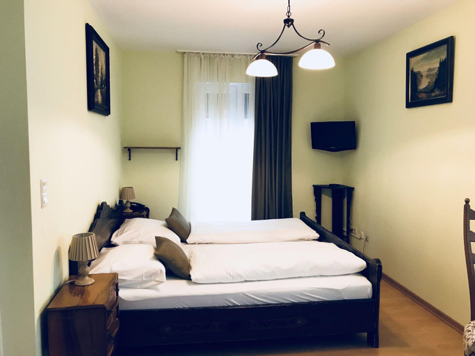 Bedroom 3, Arena Stadt Munchen, München
