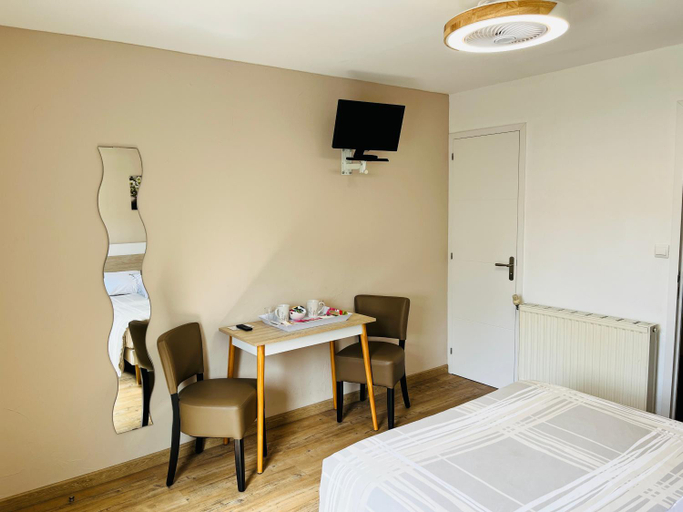 Bedroom 4, L'auberge fleurie, Somme