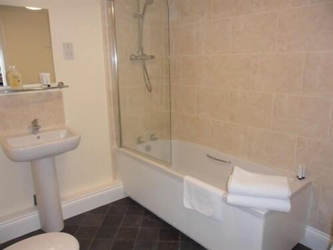 Bathroom 3, Old Oak Tree, North Yorkshire