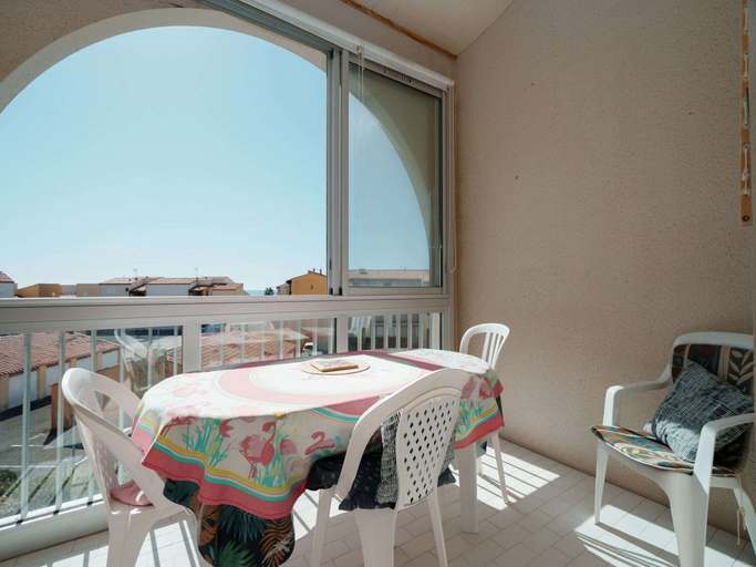 Dining 2, Serene Port-side Living in Agde, Hérault