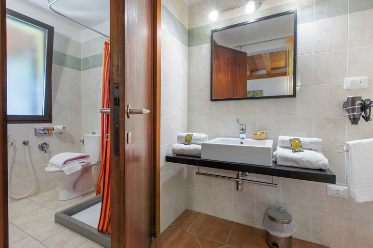 Bathroom 3, Agriturismo Il Nazareno Apartments, Livorno