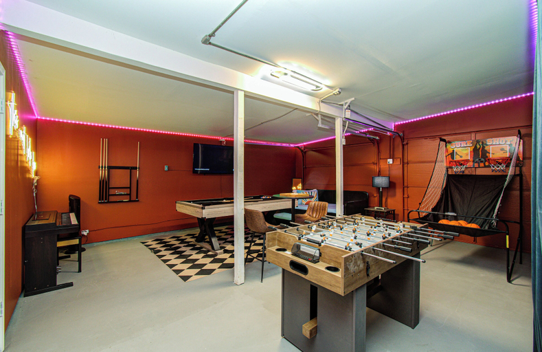 Game room 3, Sleeps 16+ | Game Room + 75” TV | Fire Pit + BBQ, Houston
