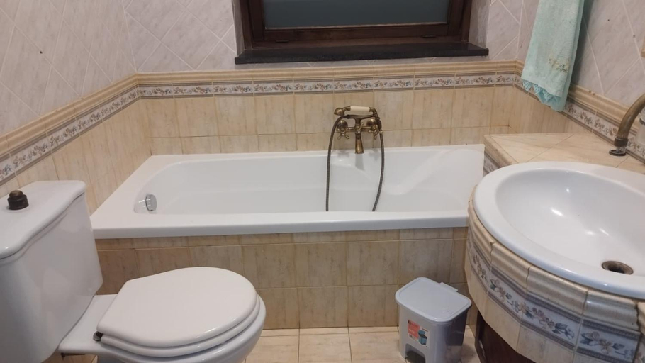 Bathroom 2, Ciuri Ciuri, Catania