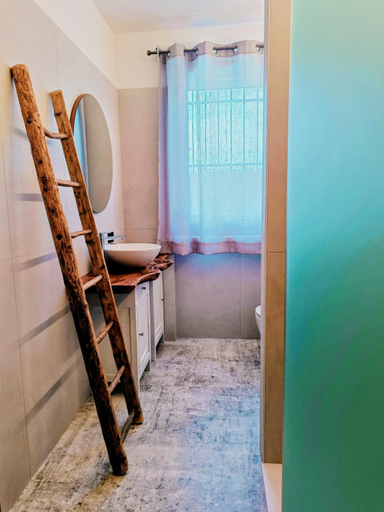 Bathroom 2, Picnic Room and Pool, Verona