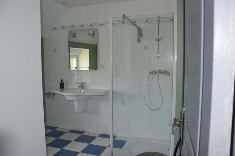 Bathroom, chambre sur un jardin fleuri, Orne
