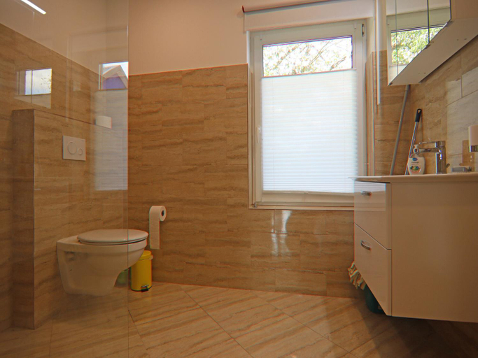 Bathroom 4, Reihenhaus Rotkehlchen, Lohmen, Rostock