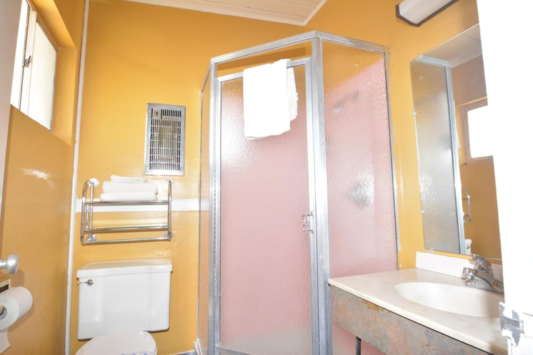 Bathroom 3, Gateway Inn, Tehama