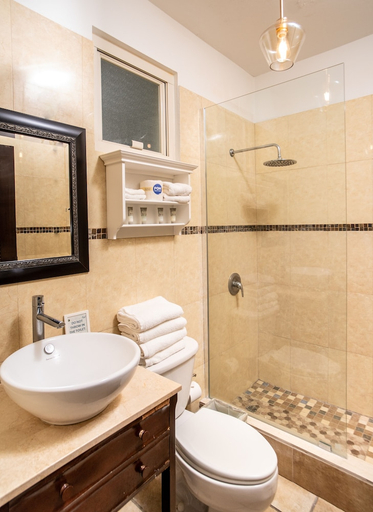 Bathroom 3, The Lazy Parrot Inn Amp Mini Resort