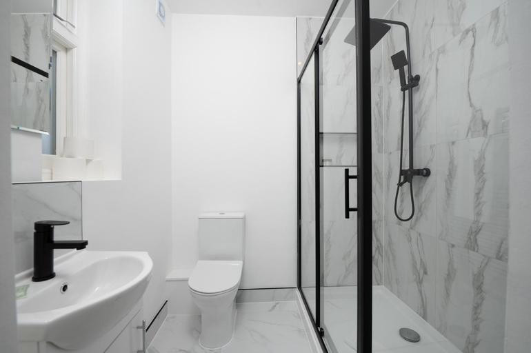 Shower 5, Richmond Apartments, London