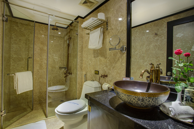Bathroom 3, Lavender Central Hotel, Hoàn Kiếm