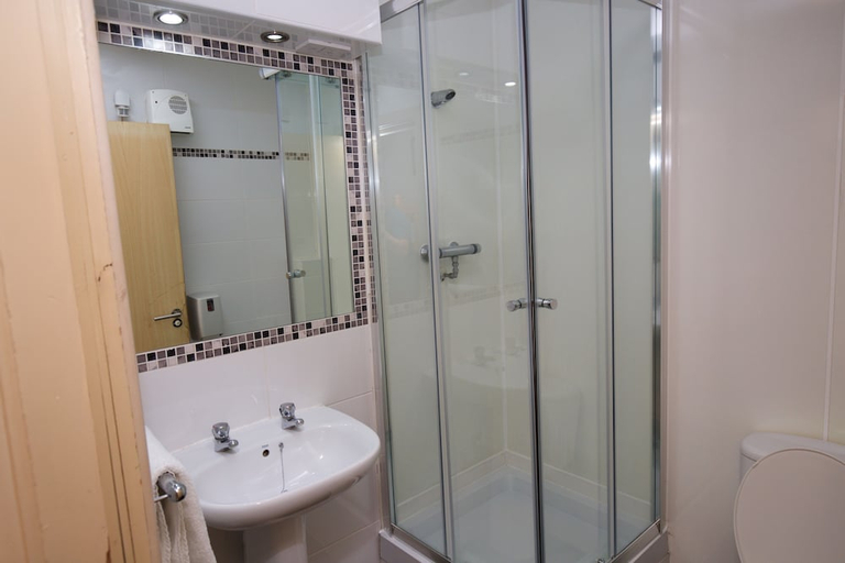 Bathroom 3, Cocoon the International Inn, Sefton