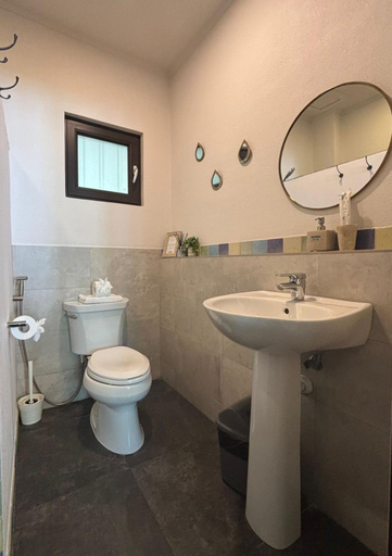 Bathroom 4, Emoha Dive Resort, Santander