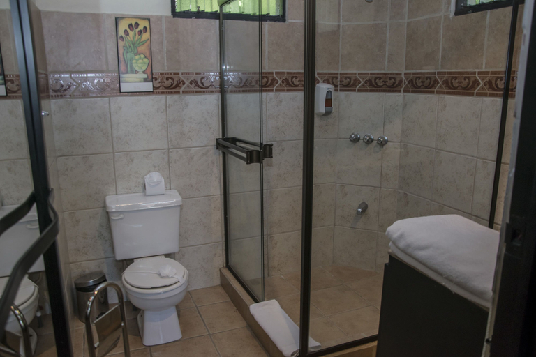 Bathroom 3, Pacific Paradise Resort, Aguirre