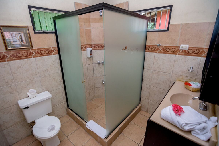 Bathroom 3, Pacific Paradise Resort, Aguirre