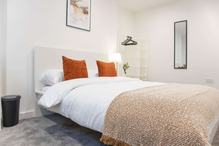 Room 5, Modern 4-bed Apartment Leeds Business District, Leeds