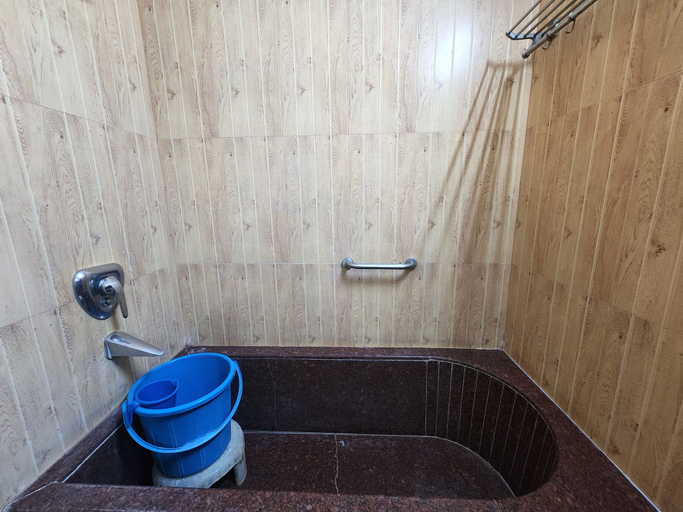 Bathroom 4, Hotel Mid Town, Delhi