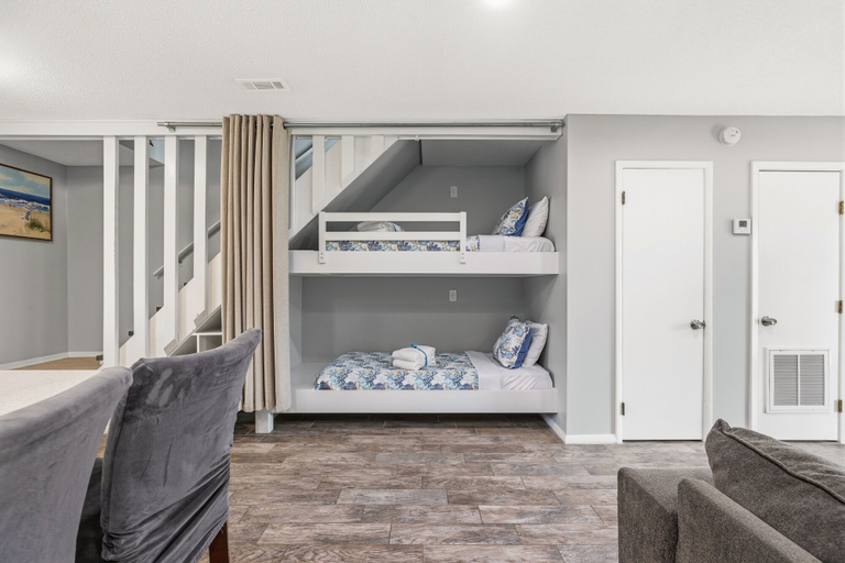 Room 4, Come Enjoy Some Seawaves! 2BR 2.5ba Coastal Townhome Sleeps 8!, Bay
