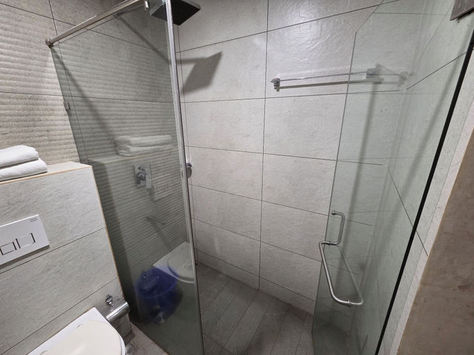 Bathroom 4, PetRose Business Hotel, Ernakulam
