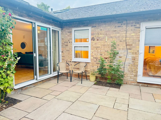 Room 5, Peridot 2BR Ground Floor Aprt NR Addenbrookes, Cambridgeshire