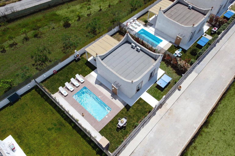 Exterior & Views