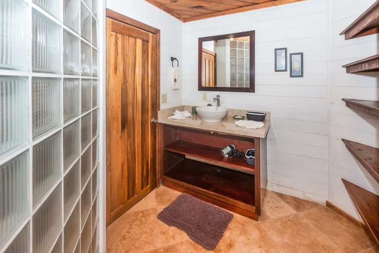 Bathroom 5, Top Ridge Views 2 Bedroom Home, Roatán