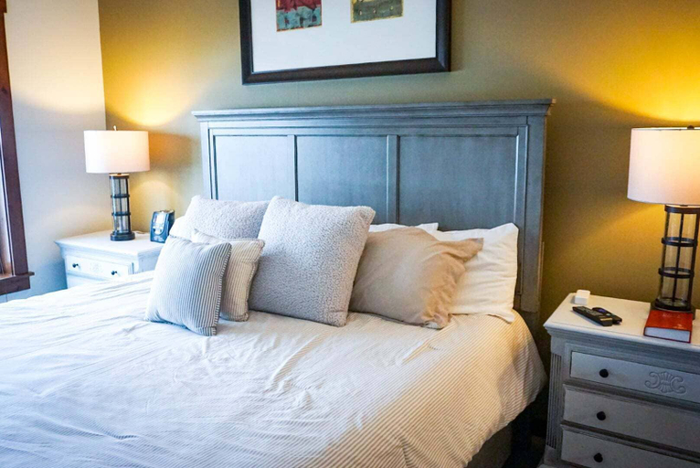 Room 5, Soaring Eagle # 216 2 Bedrooms, 2 Full Baths:slopeside, Hot Tubs, Underground Parking, Pocahontas