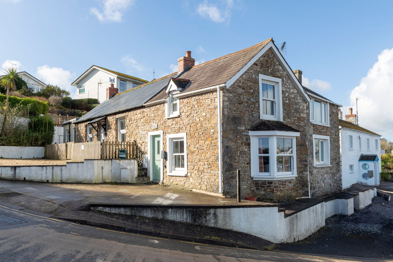 Room 4, Hill Cottage - Spectacular Sea Views Parking, Pembrokeshire